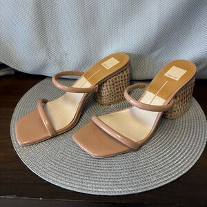 🟢Dolce Vita beige parent leather sandal with snake underbelly print. Size 10